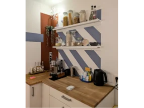 Küche mit Regalen und Küchengeräten