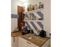 Küche mit Regalen und Küchengeräten