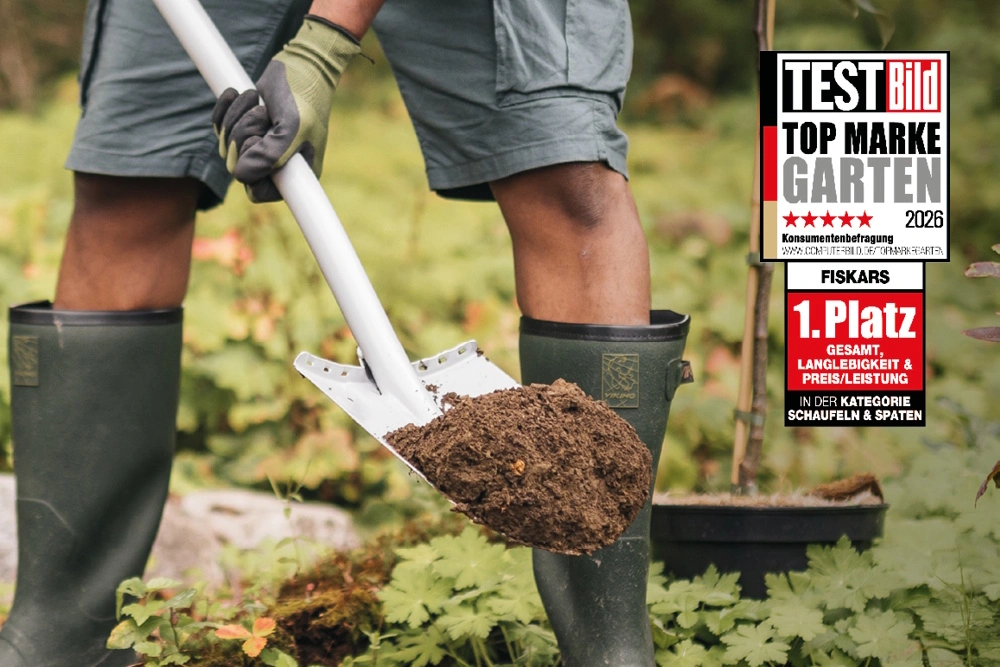 Eine Person nutzt eine Schaufel von Fiskars
