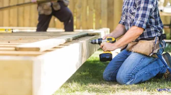Zwei Personen bauen eine Holzterrasse