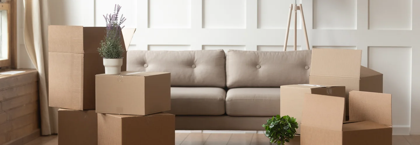 Umzugskartons in einem Wohnzimmer