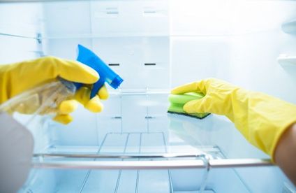 RT Kueche reinigen Kuehlschrank putzen 20 40 717x467 Kühlschrank wird gereinigt
