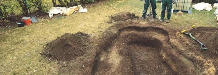 Zwei Personen beim Ausheben einer Teichgrube mit Spaten