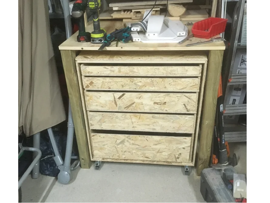 Werkbank mit Schubladen aus Holz