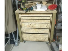 Werkbank mit Schubladen aus Holz