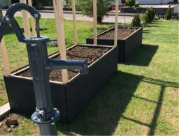 Zwei Hochbeete mit Wasserpumpe