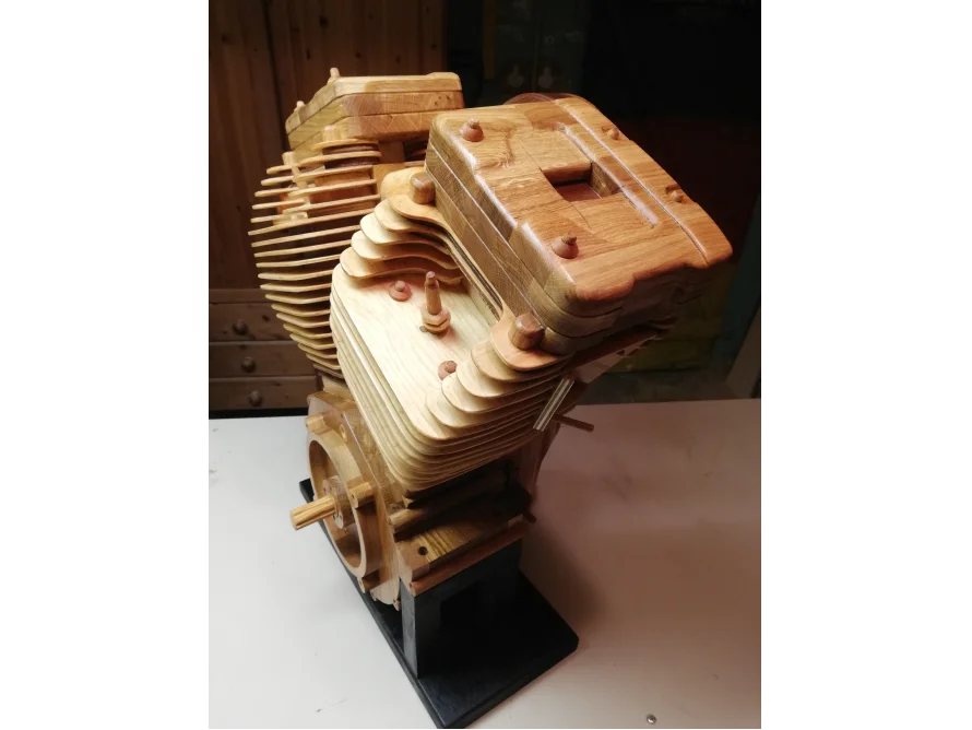 Modell eines Motors aus Holz