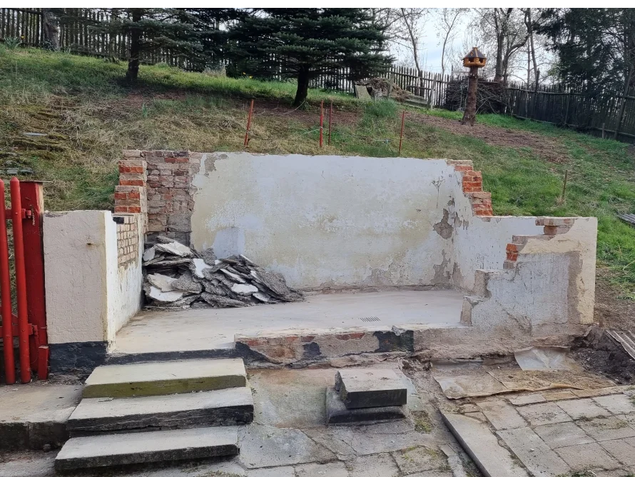 Abrissarbeiten an einem Gartenhaus