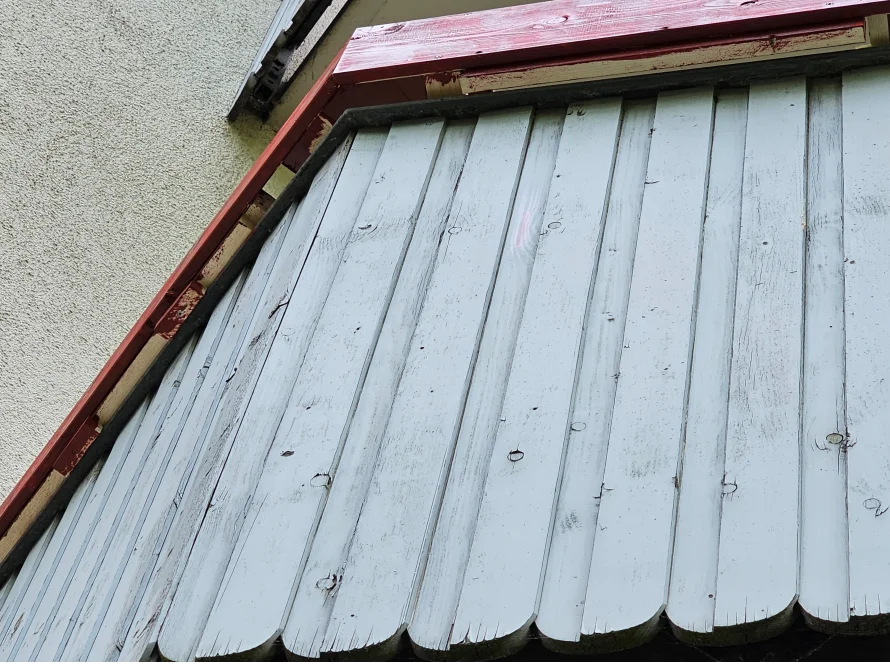 Hellblau gestrichene Holzfassade eines Gartenhauses