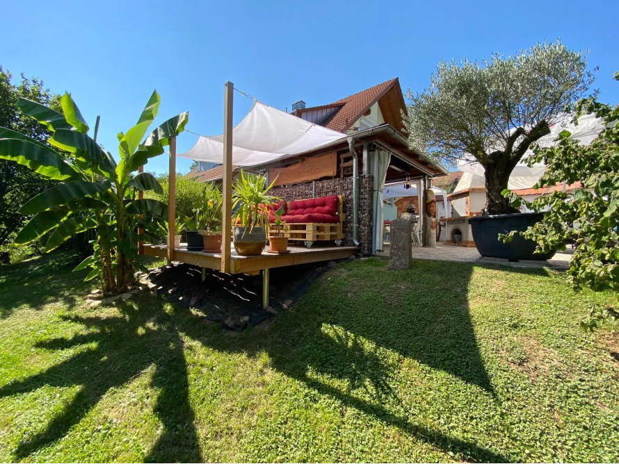 Garten mit Terrasse und Sitzecke