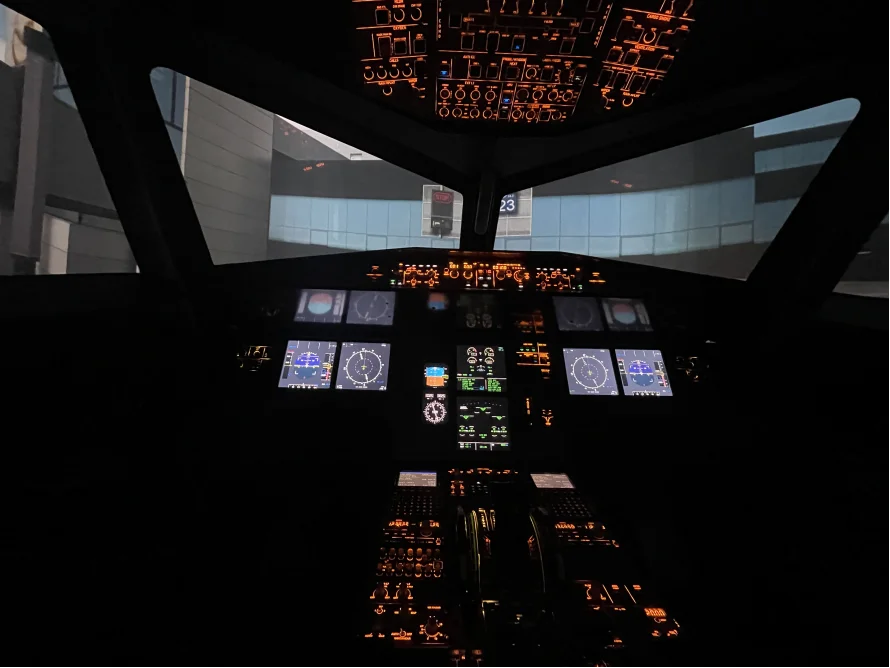 Cockpit eines Flugsimulators bei Nacht