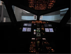 Cockpit eines Flugsimulators bei Nacht