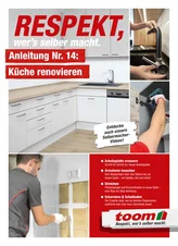 Eine Person tauscht in einer modernen Küche die Armatur aus. Eine weitere Person bringt neue Fliesen im selben Raum an.