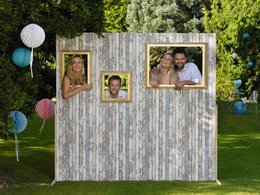 Vier Personen schauen aus Bilderrahmen