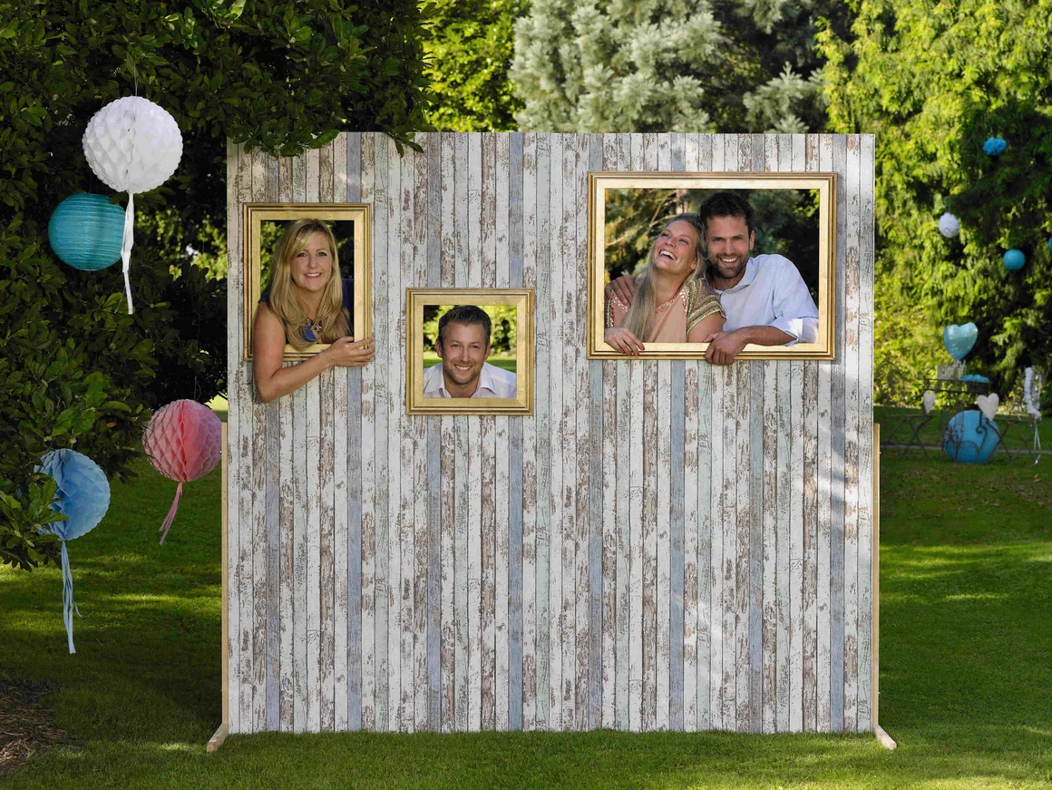 Vier Personen schauen aus Bilderrahmen