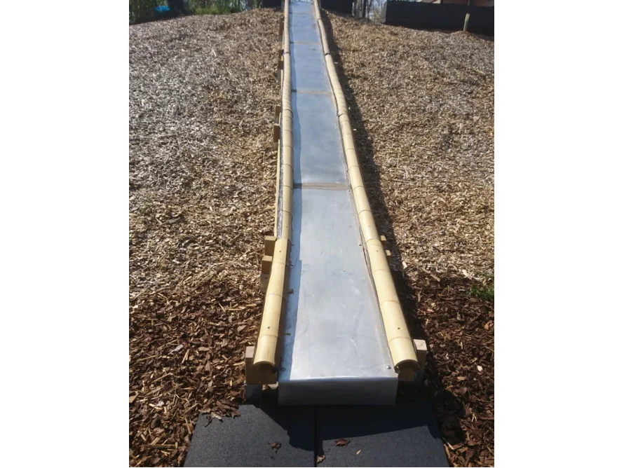 Metallene Wasserrutsche mit Bambus