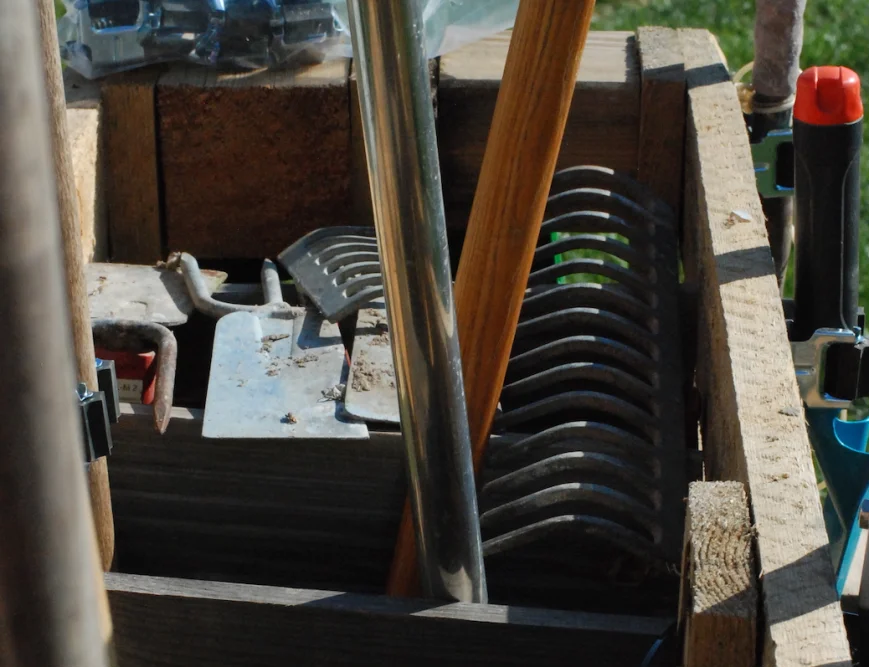 Gartenwerkzeuge in einem Holzrahmen