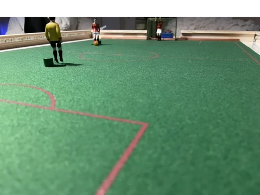 Tischfußballspielfeld mit Figuren