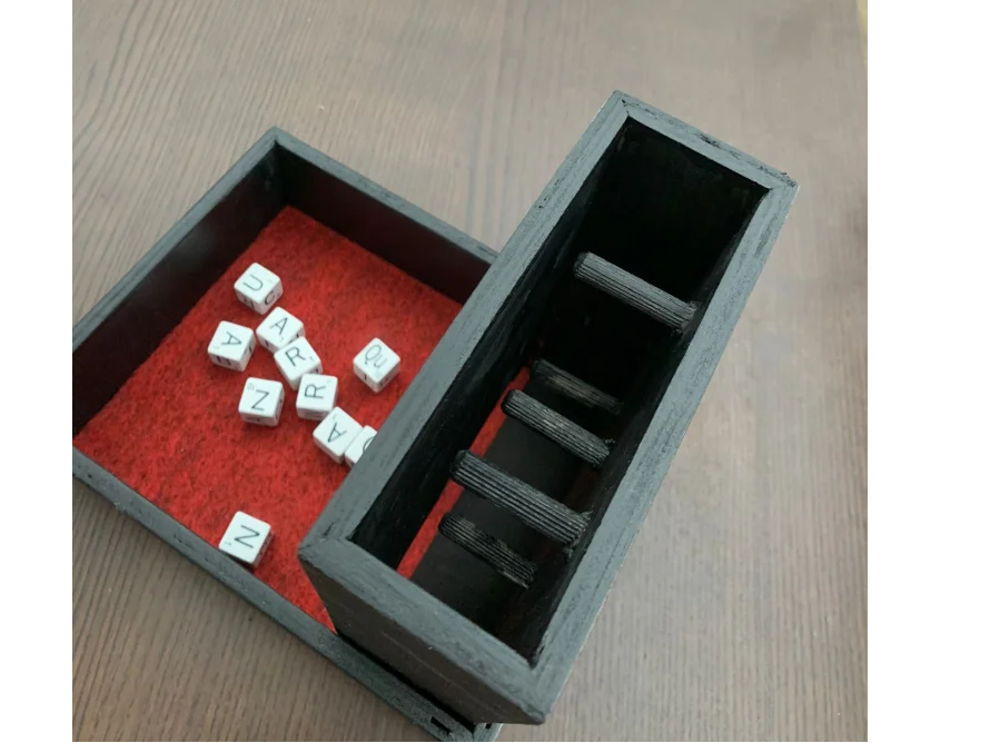 Schwarze Spieleschachtel mit Buchstabenwürfeln