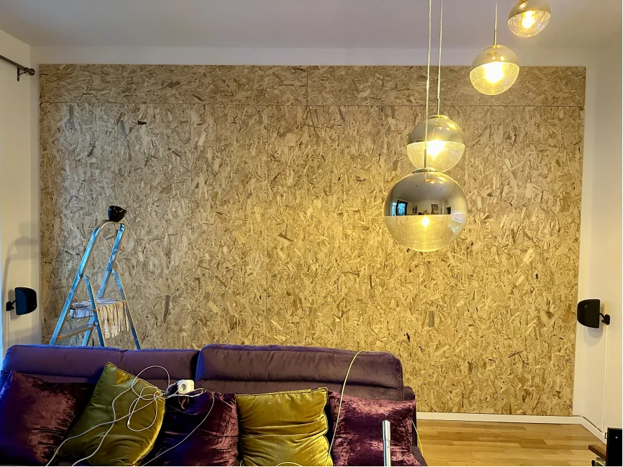 Holzverkleidete Wand mit Leiter