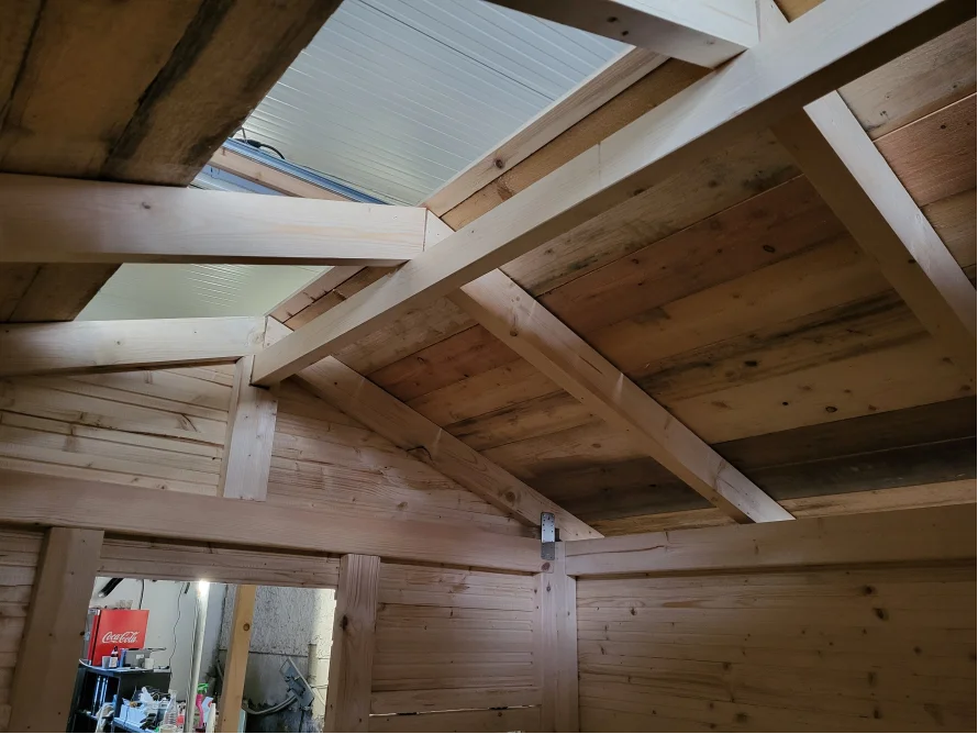 Holzbalken eines Dachstuhls