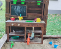 Spielküche aus Holz im Sandkasten