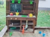 Spielküche aus Holz im Sandkasten