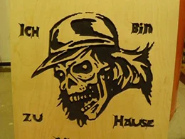 Gravur eines Totenkopfes mit Mütze