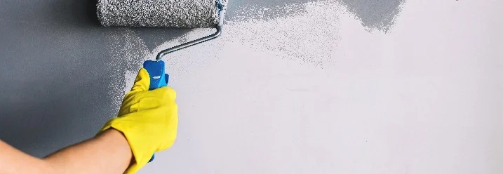 Person streicht Wand weiß