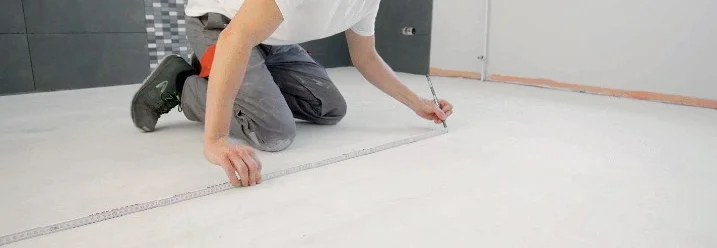 Person vermisst Boden mit Zollstock