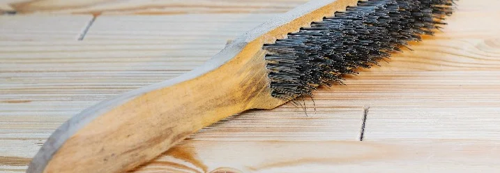 Drahtbürste mit Holzgriff