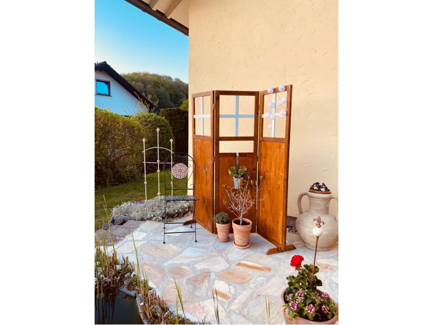 Holz-Sichtschutz im Garten