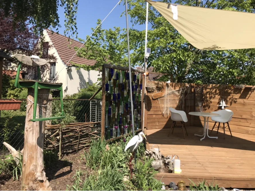 Gartenecke mit Sitzmöbeln und Deko