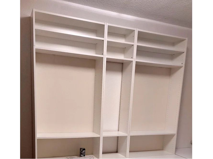 Drei weiße Bücherregale nebeneinander