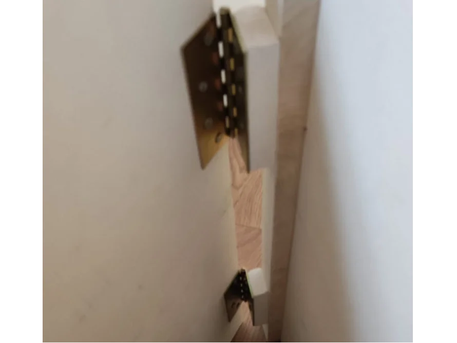 Türscharnier an Holztür