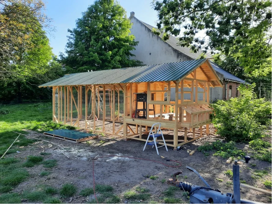 Rohbau eines Hühnerstalls aus Holz mit Wellblechdach.