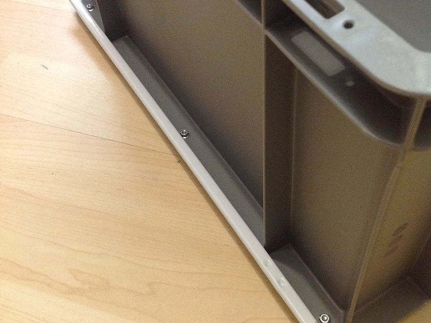 Kunststoffkante einer grauen Kiste