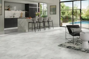 Heller Fliesenboden in moderner Küche