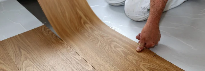 Person verlegt Vinylboden