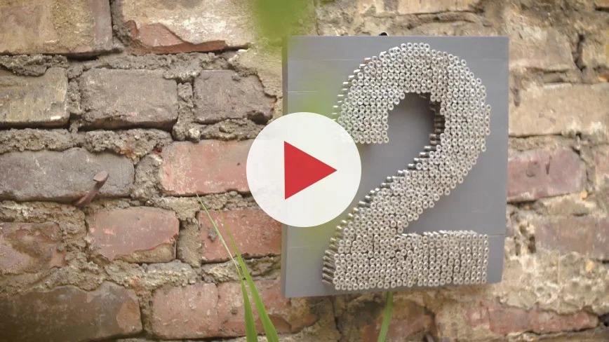 Hausnummer Zwei aus Schrauben