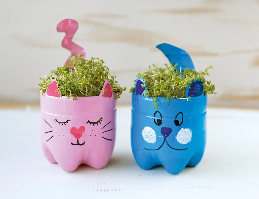 Zwei Blumentöpfe in Katzengestalt mit Kresse