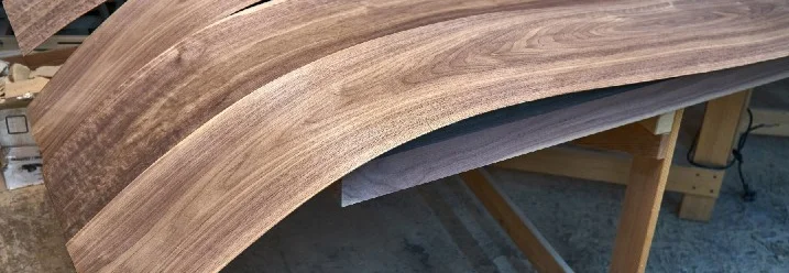 Gebogene Furnierblätter aus Holz
