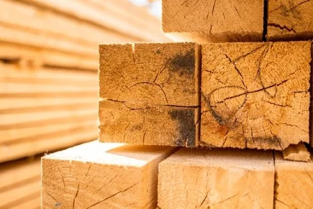 Stapel von Kanthölzern