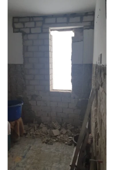Rohbau eines Badezimmers mit Fensterausschnitt