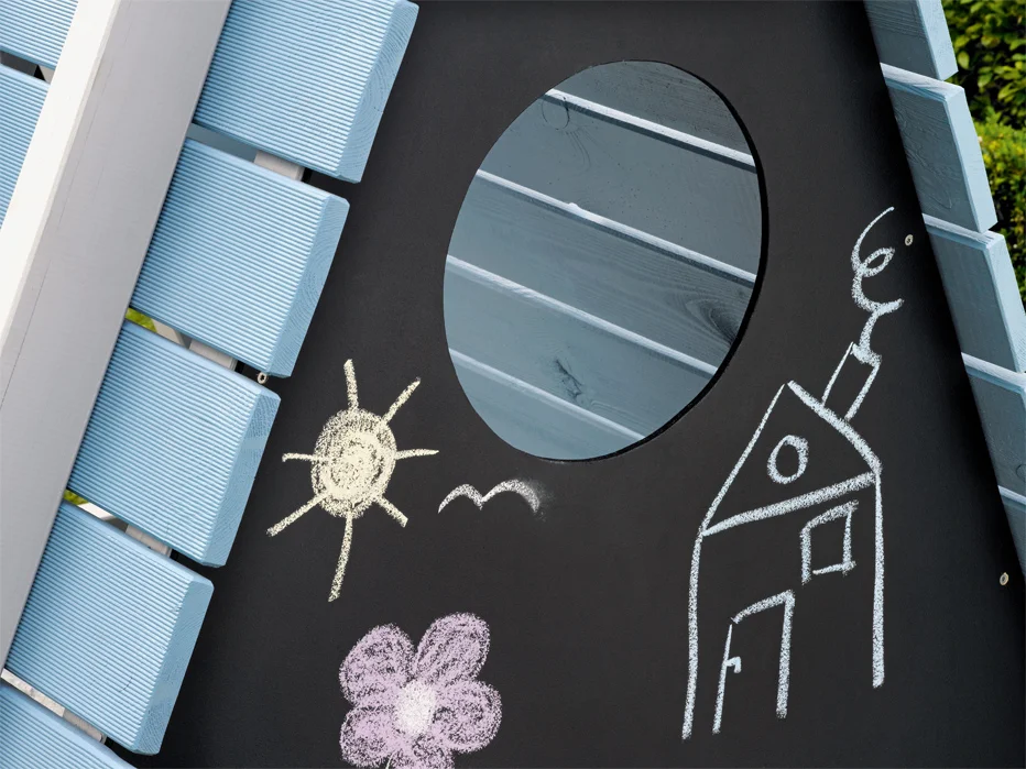 Holzspielhaus mit Kreidezeichnungen