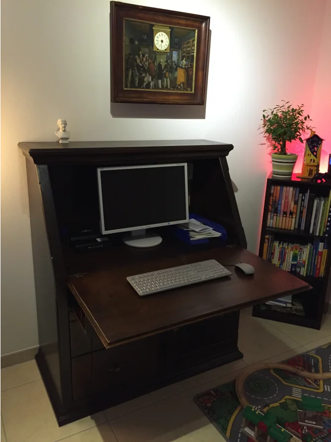 Schreibtisch mit Computer