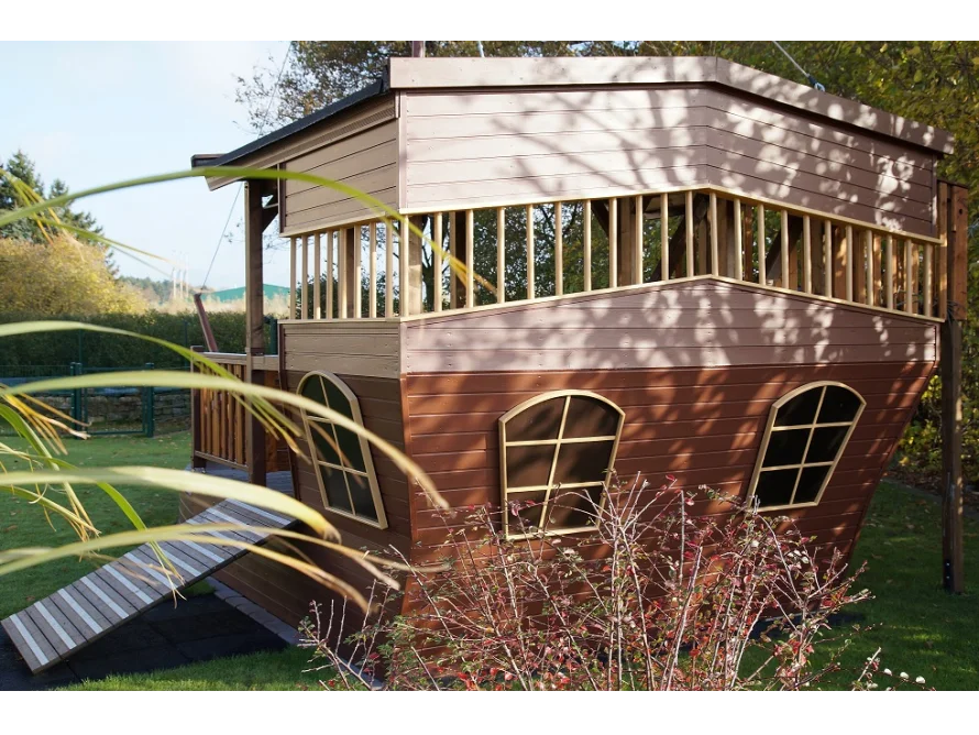 Spielhaus in Form eines Schiffes