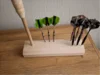 Ein hölzerner Dartscheibenständer mit Darts