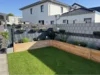 Garten mit Hochbeet und Rasen
