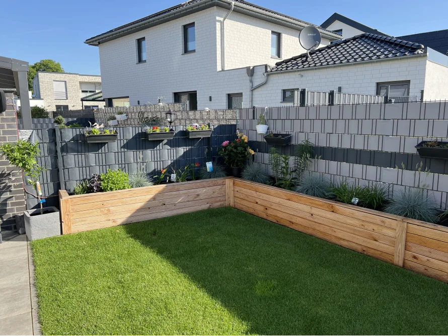 Garten mit Hochbeet und Rasen